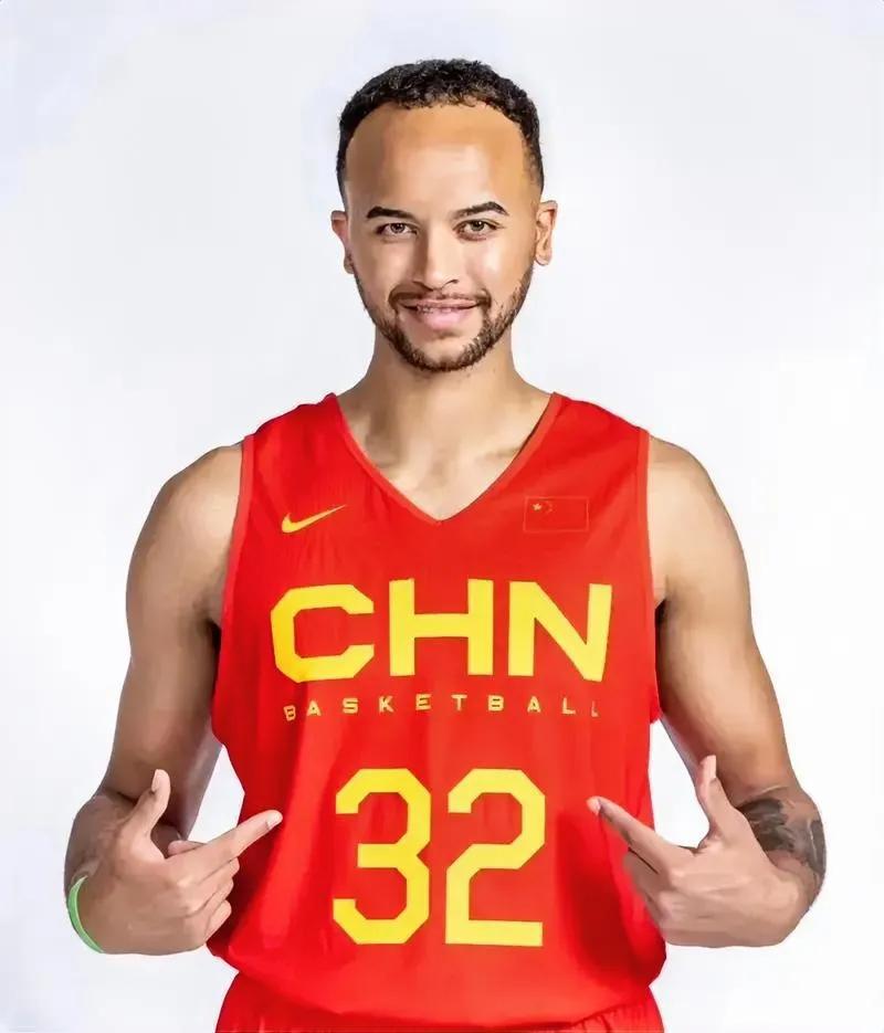 不偏不倚，中国篮球第一人非姚明莫属，是独一档的存在！
第二档：易建联，刘玉栋
第(1)