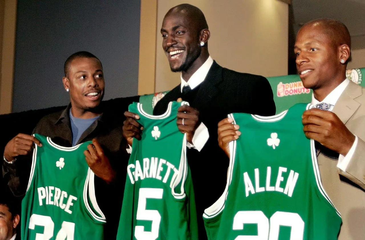 篮球历史上的今天，2007年7月31日加内特加盟凯尔特人，和皮尔斯，雷阿伦组成三(3)
