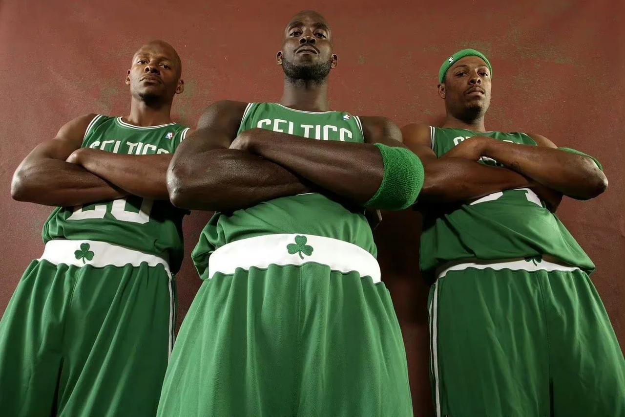 篮球历史上的今天，2007年7月31日加内特加盟凯尔特人，和皮尔斯，雷阿伦组成三(4)