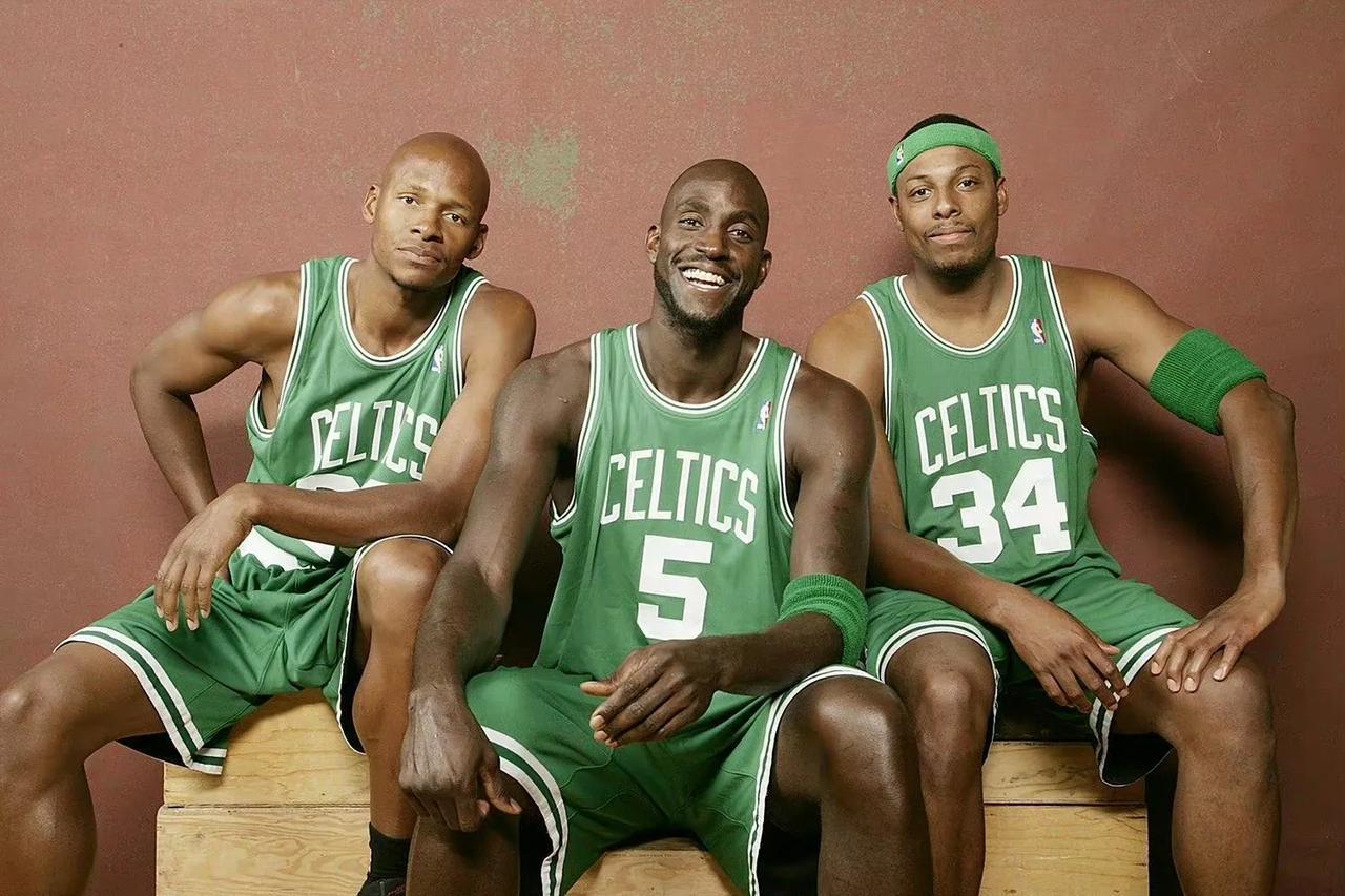 篮球历史上的今天，2007年7月31日加内特加盟凯尔特人，和皮尔斯，雷阿伦组成三(5)