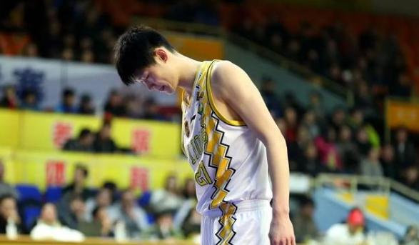 阵容困境加剧，中国男篮战术多样性不足，教练组有望作出新决定(5)