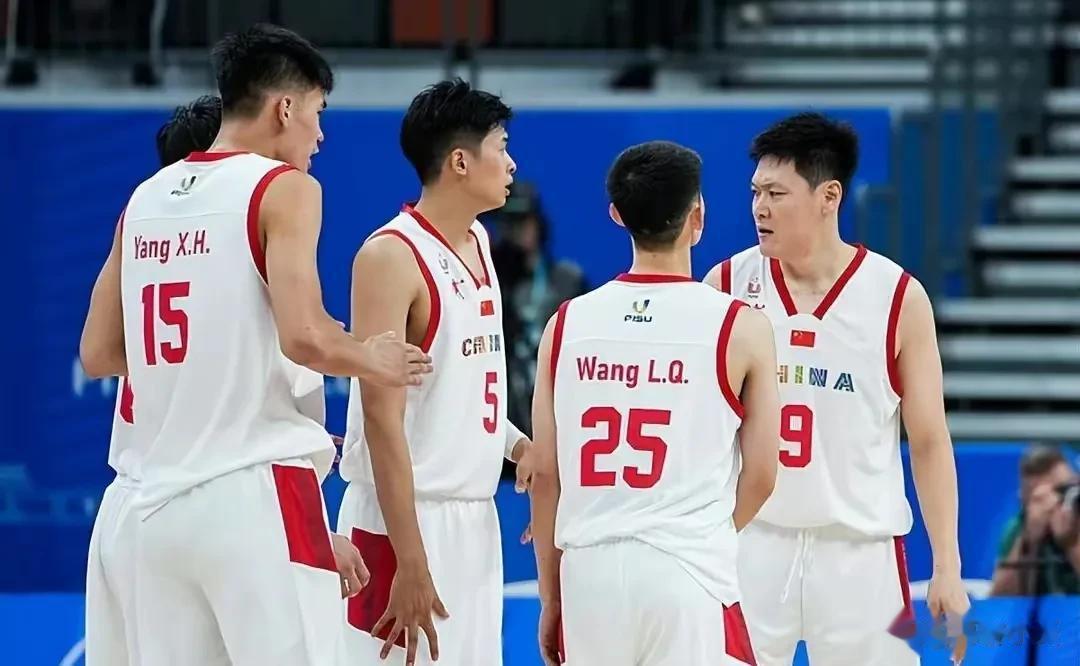 北京时间7月31日晚，成都大运会男子篮球预赛A组迎来最后一轮的比赛，中国男篮国家(4)