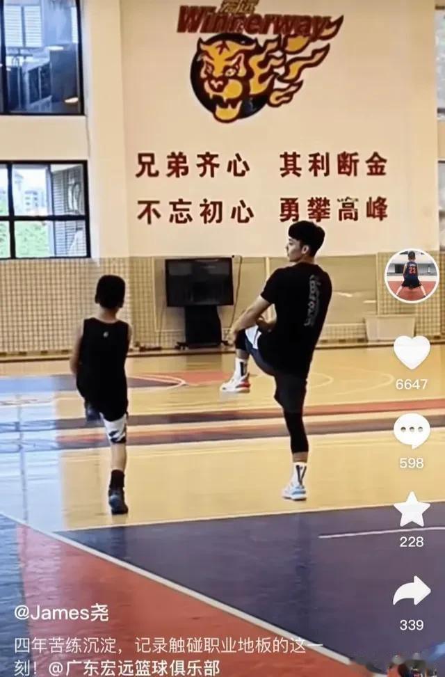 近日广东队训练上来了一名小网红，他就是板凳运球达人赵振尧。他跟随广东队训练，徐杰(3)