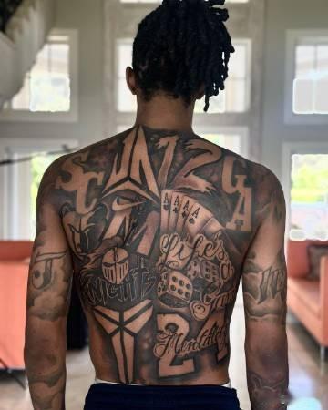 NBA：莫兰特新纹身致敬科比

莫兰特最近在背部新添大面积纹身，将科比的曼巴标志(3)