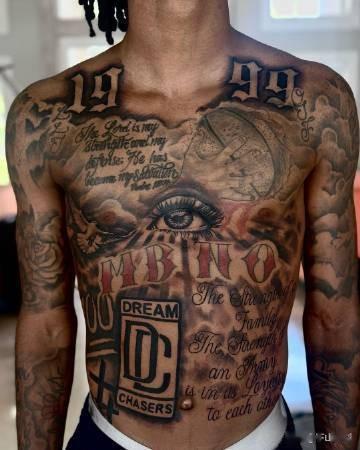 NBA：莫兰特新纹身致敬科比

莫兰特最近在背部新添大面积纹身，将科比的曼巴标志(4)