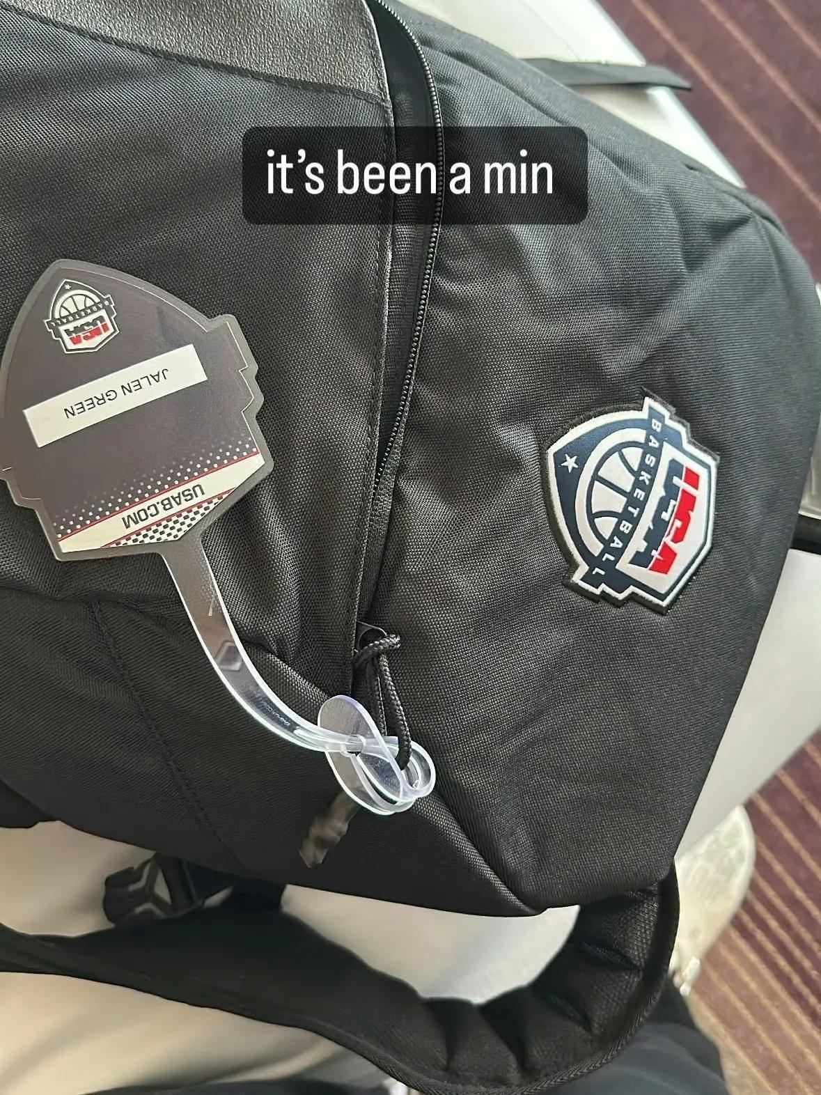 ➊ 杰伦-格林晒出美国男篮训练营装备包
➋ 球队正式签下多名球员，分别如下：
小(1)