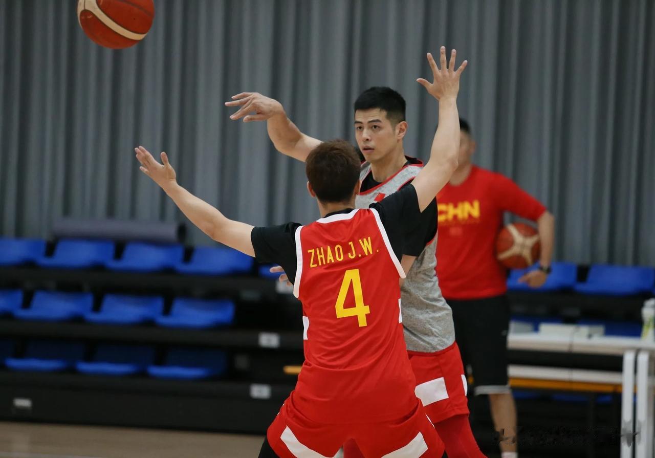 中国男篮热身赛：随着中国男篮61：79不敌意大利，本场比赛发现3个可笑的事实。
(1)