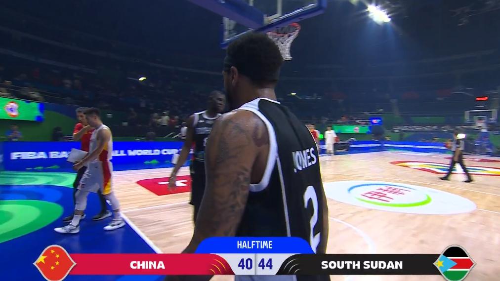 第二节略微回暖！中国男篮半场40-44暂时落后南苏丹(2)