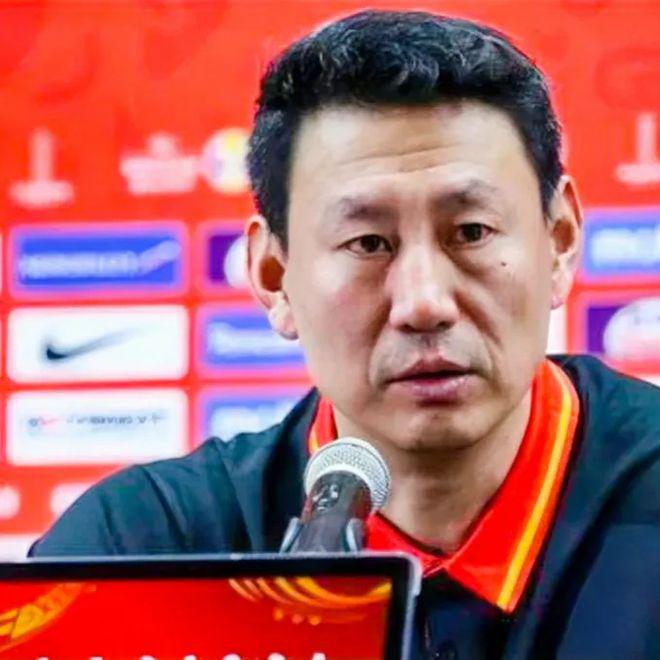 前中国男篮主教练李楠指导在谈及这场比赛时非常激动(1)