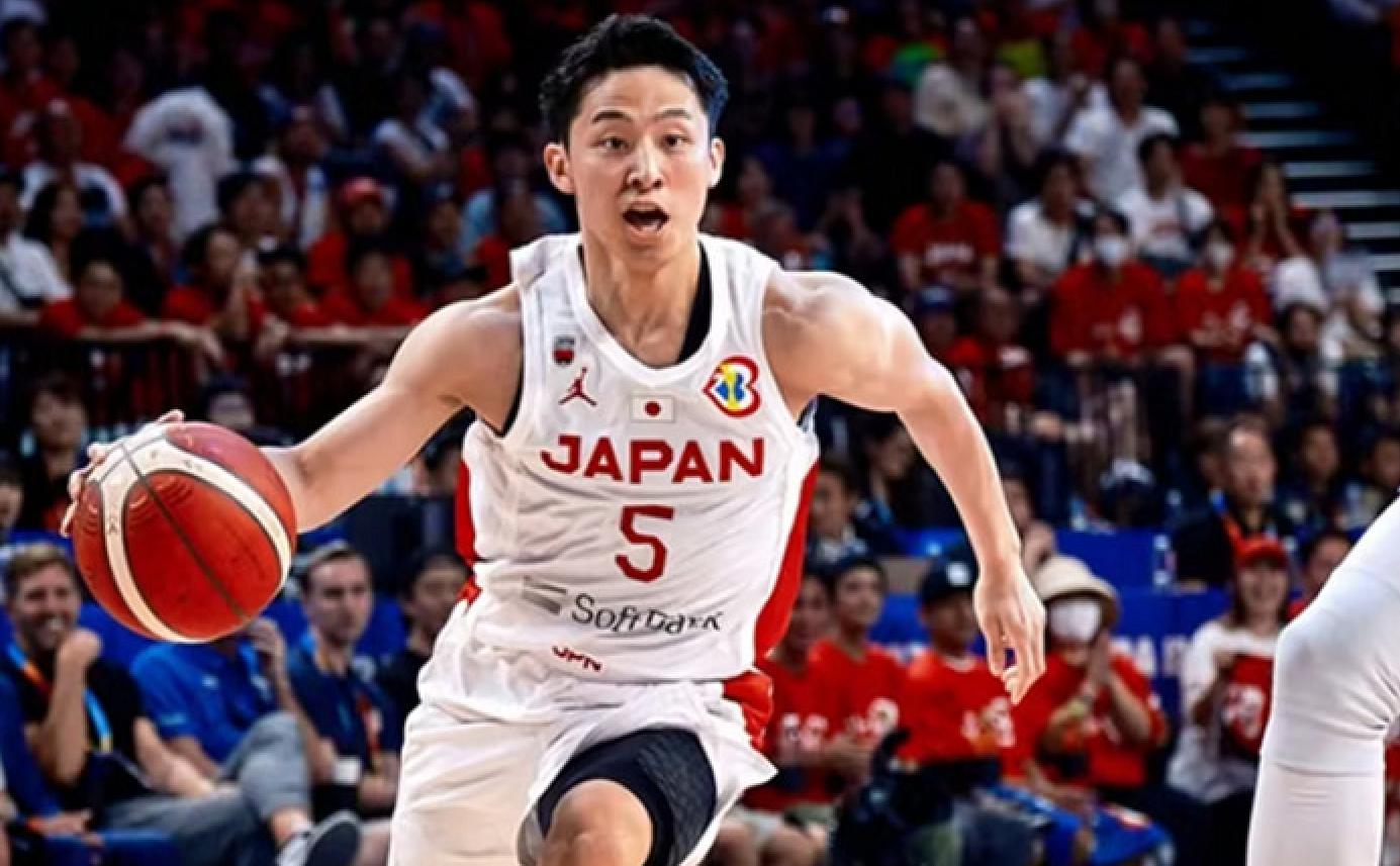 中国队绝望！日本男篮逆转取第2胜，裁判引争议，姚明期待奇迹(2)