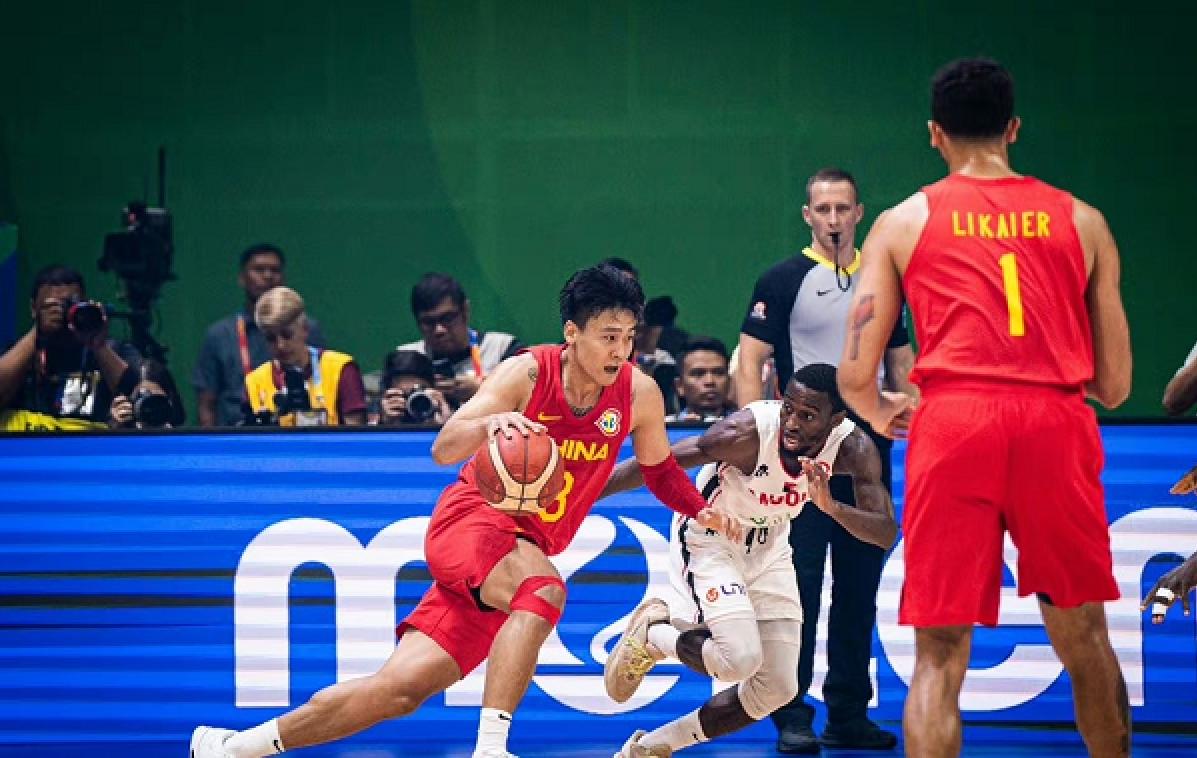 中国队绝望！日本男篮逆转取第2胜，裁判引争议，姚明期待奇迹(4)