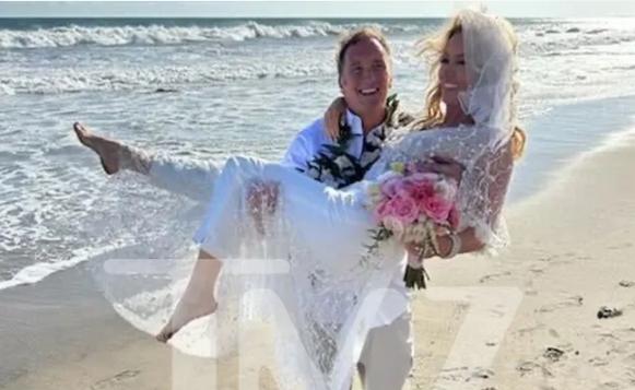 61岁湖人女老板正式出嫁！一身白色婚纱被小9岁丈夫公主抱太幸福(2)