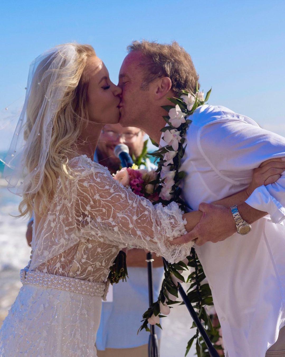 湖人61岁老板晒结婚照：海边深情热吻丈夫 库兹马瓦妮莎发声祝贺(1)