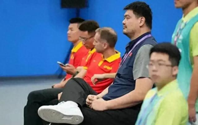 中国男篮惨遭菲律宾绝杀，揪出球队最大水货，球迷怒批姚明信错人(2)