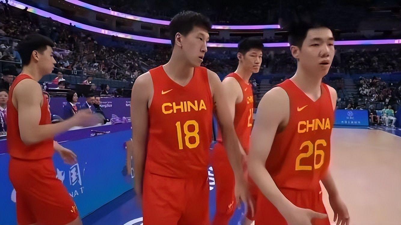 亚运会男篮季军争夺战，这俩人表现太差，以后还是别进国家队了(1)