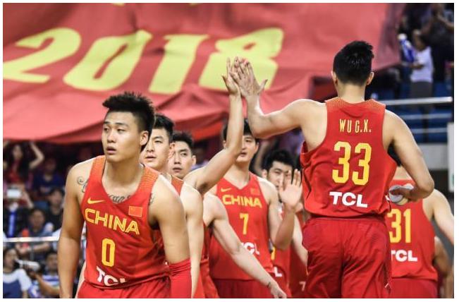 老胡以0.9秒的压哨三分球，为中国男篮带来了胜利(1)
