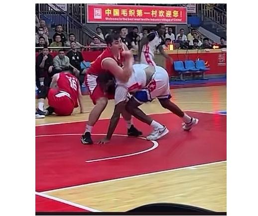 纺织行业篮球联赛总决赛火爆冲突：红队与白队的“八角笼”之战(2)