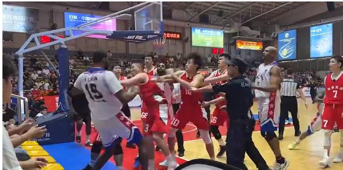 纺织行业篮球联赛总决赛火爆冲突：红队与白队的“八角笼”之战(3)