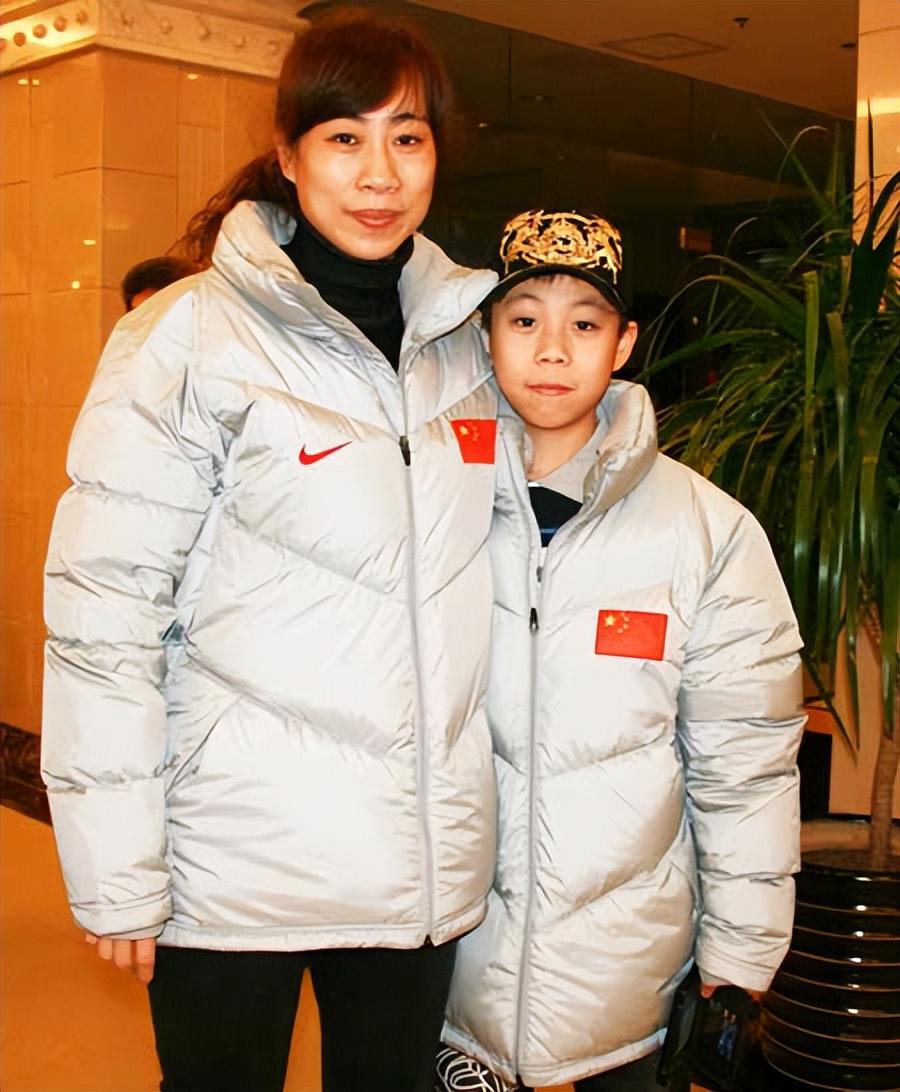 张镇麟的妈妈王芳，是中国女篮的领队！训练时三分球2投2中，很准(1)
