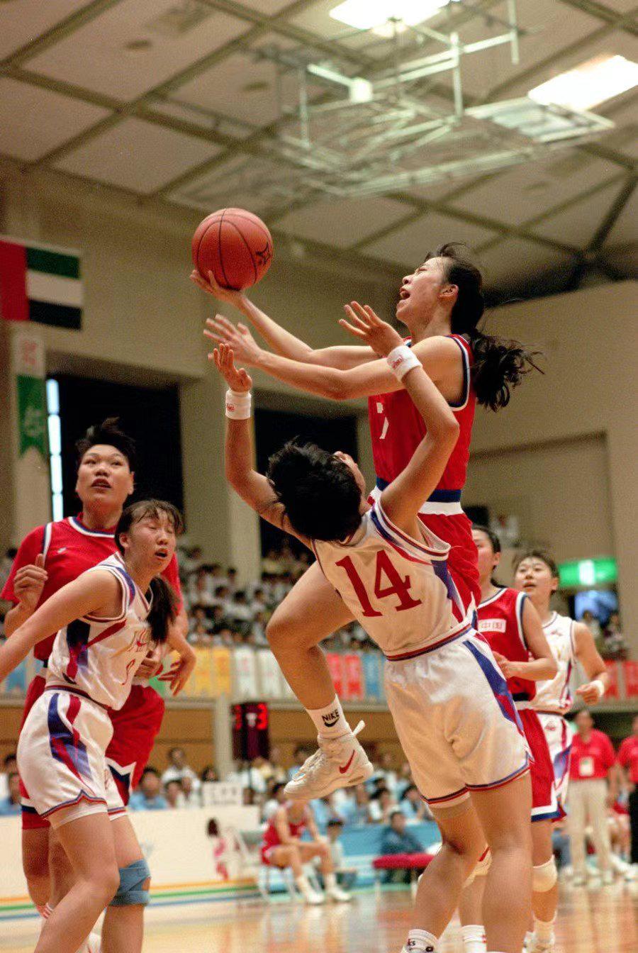 张镇麟的妈妈王芳，是中国女篮的领队！训练时三分球2投2中，很准(3)