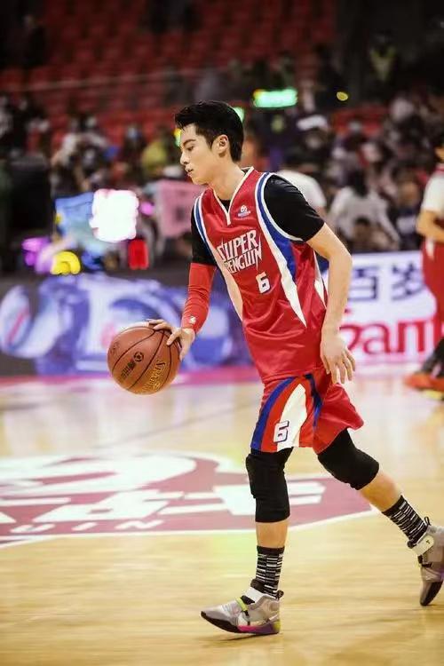 王鹤棣闪耀NBA赛场，篮球新星展现非凡风采，引领中国篮球新潮流(4)