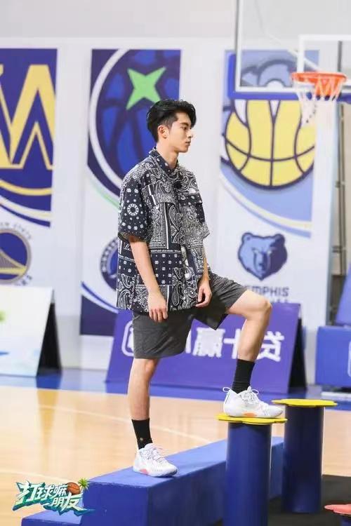 王鹤棣闪耀NBA赛场，篮球新星展现非凡风采，引领中国篮球新潮流(6)