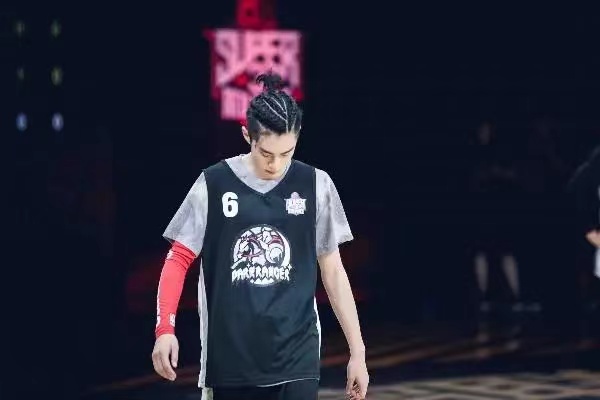 王鹤棣闪耀NBA赛场，篮球新星展现非凡风采，引领中国篮球新潮流(15)