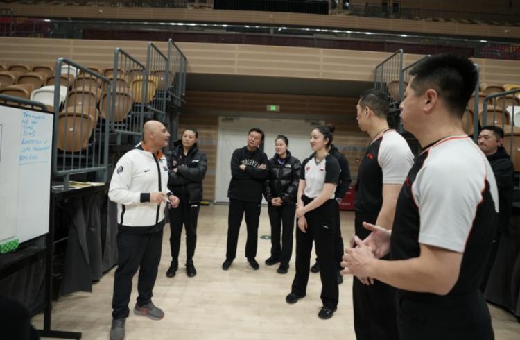 加强裁判团队建设！中国篮协近日和FIBA联合举办了裁判员训练营(2)
