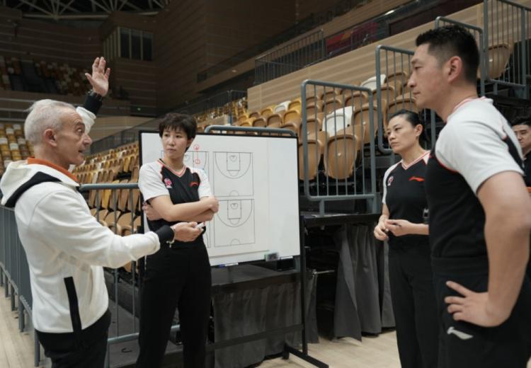 加强裁判团队建设！中国篮协近日和FIBA联合举办了裁判员训练营(4)