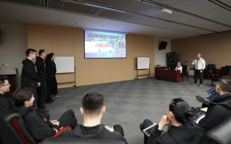 加强裁判团队建设！中国篮协近日和FIBA联合举办了裁判员训练营(6)