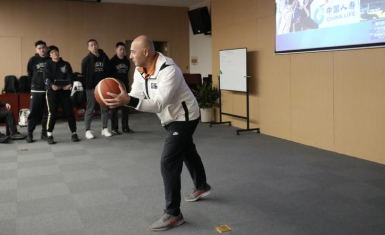 加强裁判团队建设！中国篮协近日和FIBA联合举办了裁判员训练营(7)