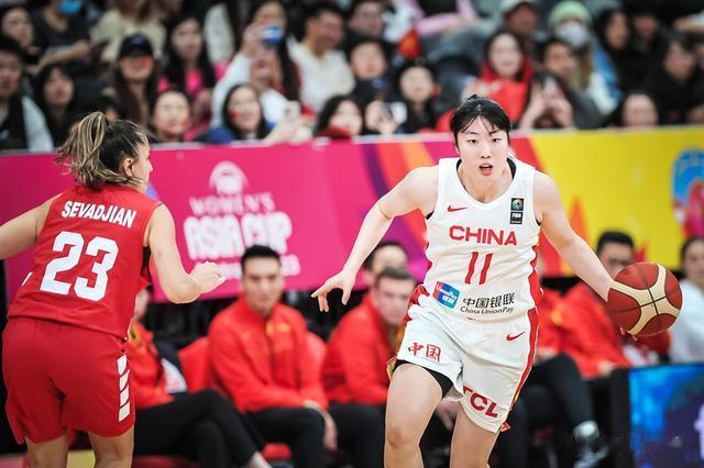 中国女篮后卫线人才告急，主教练郑薇的决断至关重要(3)