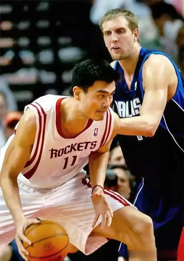 亚洲第一人姚明NBA生涯十大经典场面，打爆双塔对飙科比打服老詹(8)