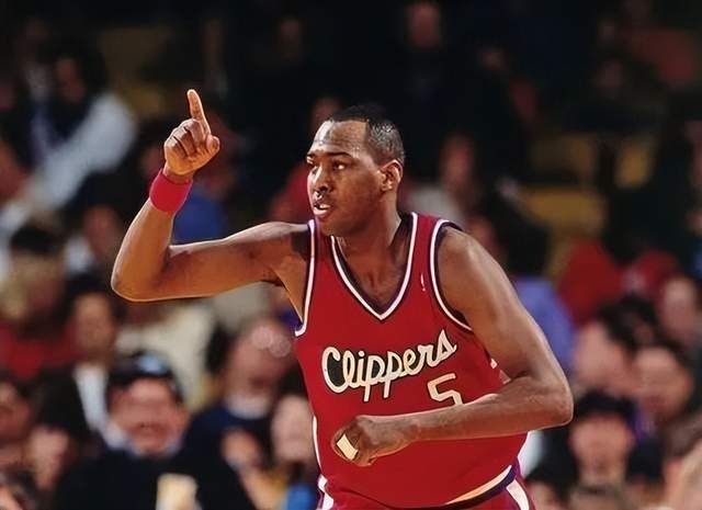 美媒评选90年代NBA最强10位大前锋，邓肯只排第五，马龙第一(2)
