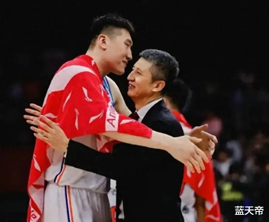 看了新疆男篮晒李炎哲郭士强拥抱照，才发现老叔已是CBA标杆教练(1)