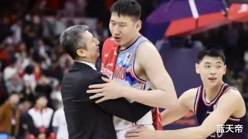 看了新疆男篮晒李炎哲郭士强拥抱照，才发现老叔已是CBA标杆教练(6)