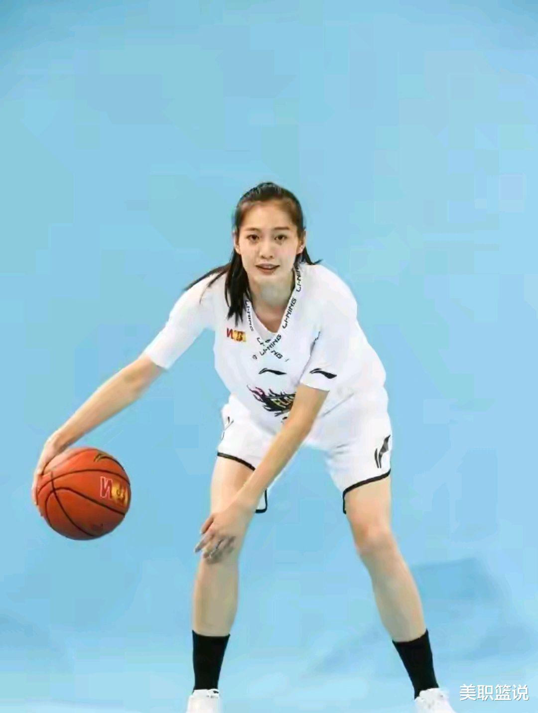 中国女篮颜值第一人！从模特转行篮球，曾顶替李梦，27岁堪比明星(8)