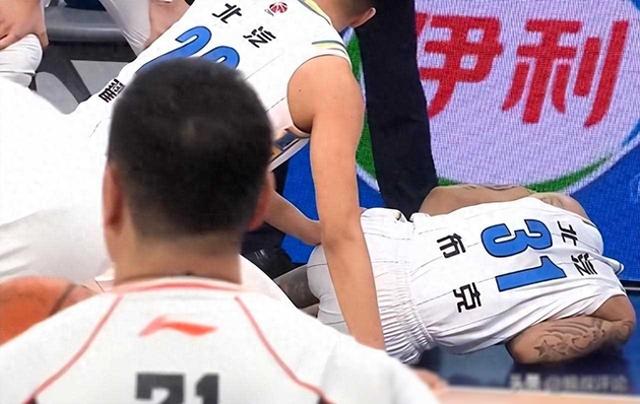 雷军现场观看比赛！今晚北京男篮能否在主场挽回败局？