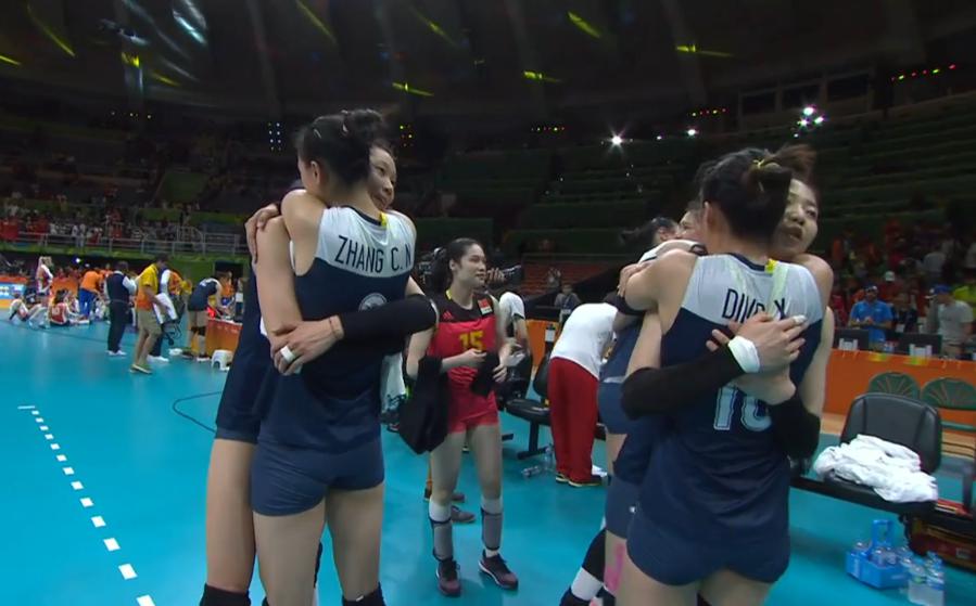 中国女排奥运会5个拥抱瞬间：情谊从此开始，惠若琪主动拥抱朱婷(1)