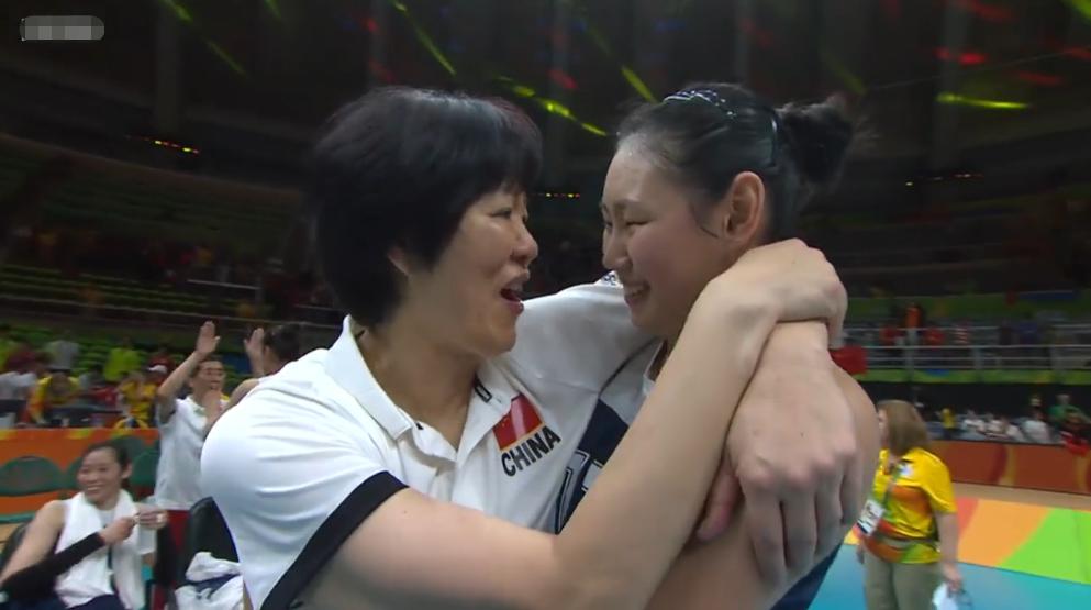 中国女排奥运会5个拥抱瞬间：情谊从此开始，惠若琪主动拥抱朱婷(3)