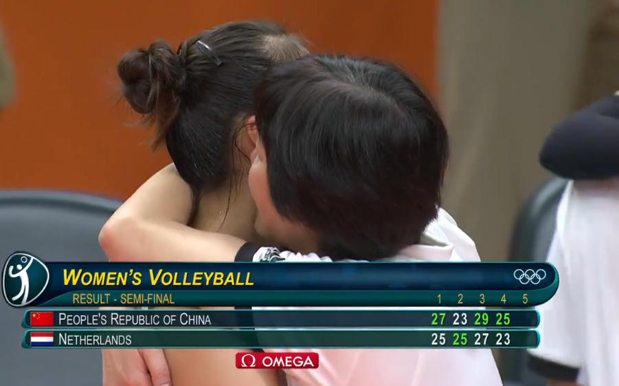 中国女排奥运会5个拥抱瞬间：情谊从此开始，惠若琪主动拥抱朱婷(4)
