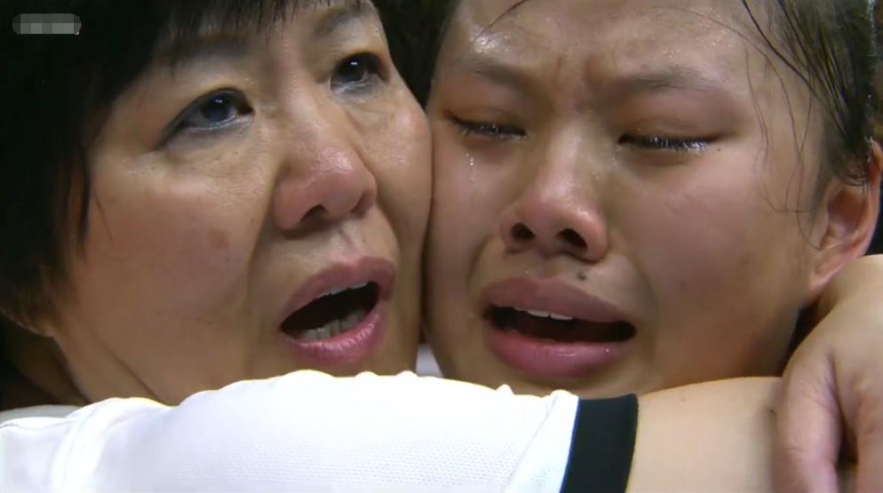 中国女排奥运会5个拥抱瞬间：情谊从此开始，惠若琪主动拥抱朱婷(5)