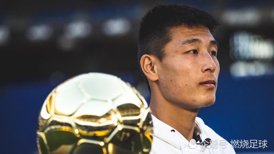 武磊再获中国金球奖，西媒赞他中国足球先锋，竞技和商业双赢！(3)