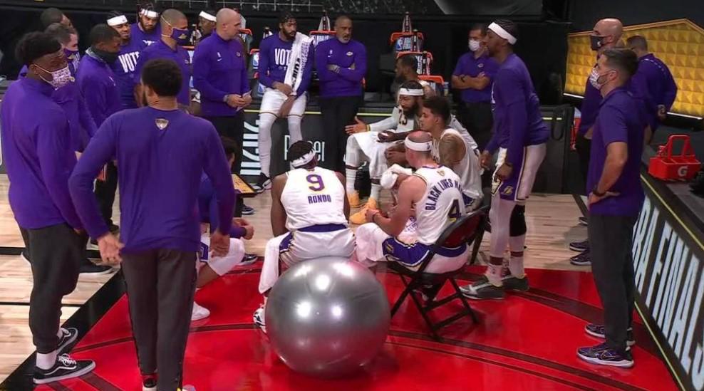 隆多暂停时坐在充气篮球上, 媒体打趣: 全场最佳座椅(1)