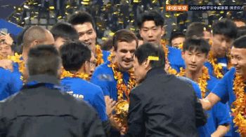 中超冠军颁奖奇葩一幕！球员狂欢时，奖杯被拿走，嘉宾重新颁奖(3)
