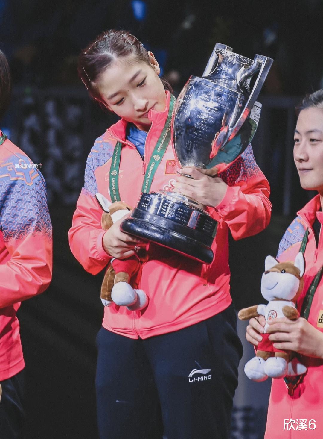 孙颖莎和刘诗雯的人气为啥比其他国乒女运动员更高？原因你知道吗(4)