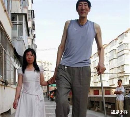 中国第一巨人，当初不听大夫劝阻，坚持结婚生下一子，如今怎样了(1)