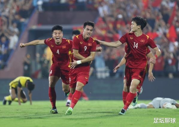 110分钟绝杀，脱衣庆祝！越南队大爆发，5场不败进决赛，比国足强(2)