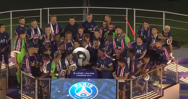 大巴黎捧杯！梅西站在角落里，他已非主角，球王一夜创2“纪录”(1)