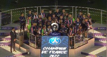 大巴黎捧杯！梅西站在角落里，他已非主角，球王一夜创2“纪录”(2)